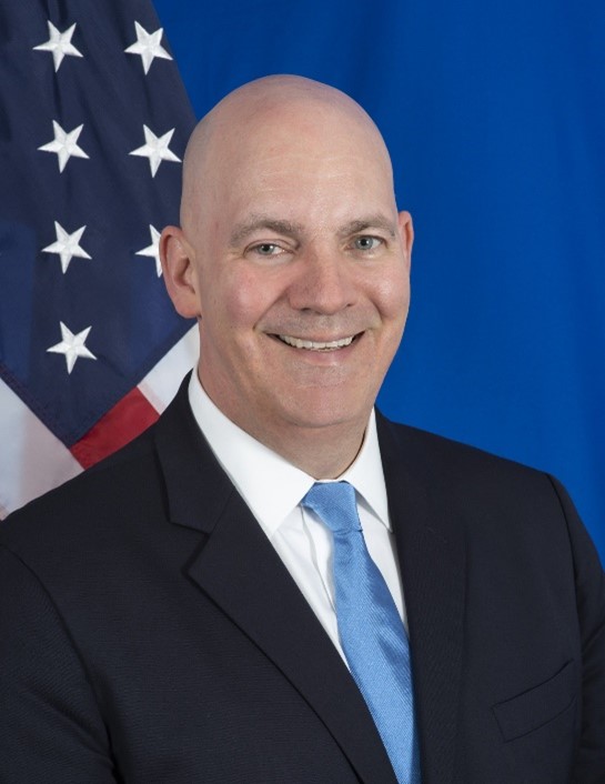 El Honorable R. Clarke Cooper